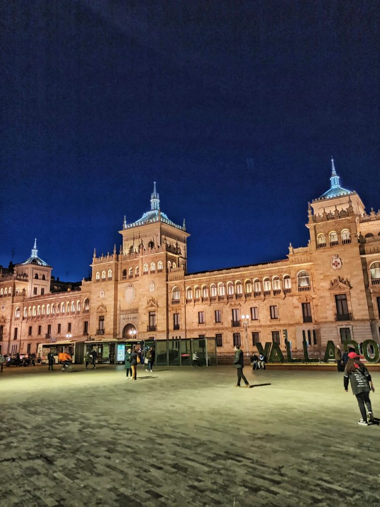 Academia de Caballería en Valladolid por la noche